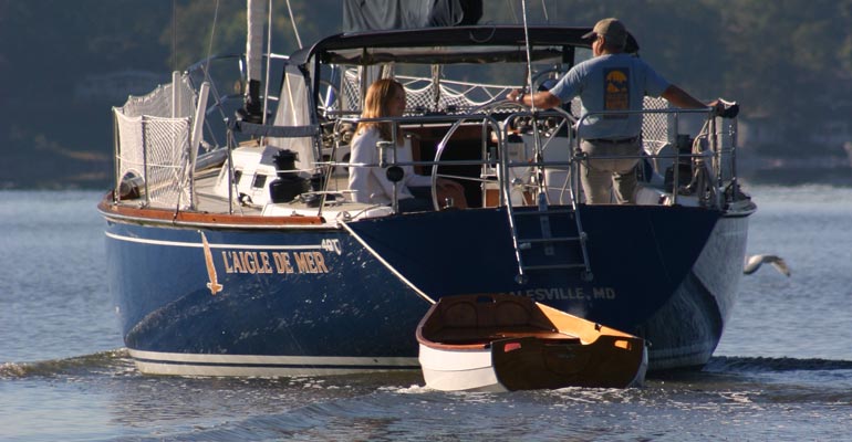 This Eastport Pram serves as an admirable tender to L'AIGLE DE MER.