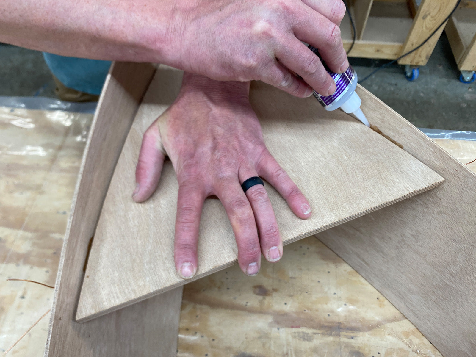 Bonding the foredeck of the Rug Runner kit to the hull panels using CA Glue. 